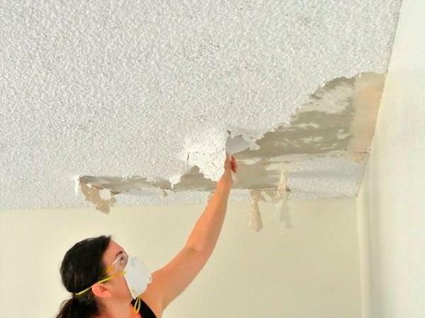 הפקדת תכנית הטיח לפני הציור צריכה להתחיל עם הסרת כיסויי התקרה הישנה