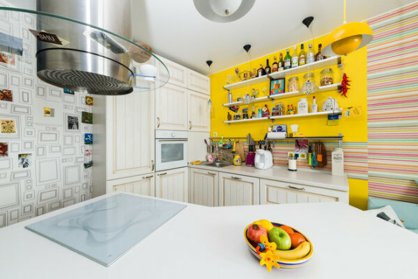 Hvis du ikke kan finde et sted for nice hjerte detalje i køkkenet, efterlader et par åbne hylder, som vil udføre en utilitaristisk og dekorativ funktion