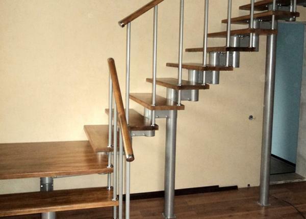 Suosituin ja monipuolinen ratkaisu tahansa "tikapuut" on kysymys - se on L-muotoinen portaikko( jossa on 90-asteen malli)