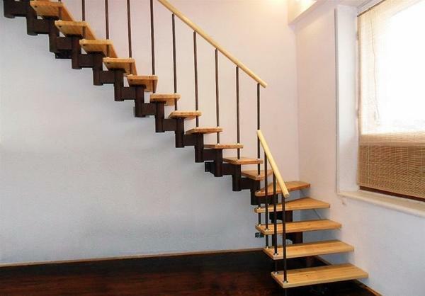Jednoduché schodiště: způsob, jak udělat obyčejnou dřevěnou konstrukci, ve druhém patře cihlového domu s vlastníma rukama