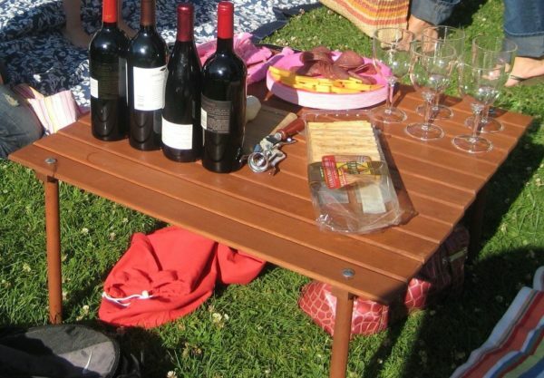 Inklapbare klaptafel is gemakkelijk te vervoeren naar de plaats van de picknick in het juiste zakgrootte
