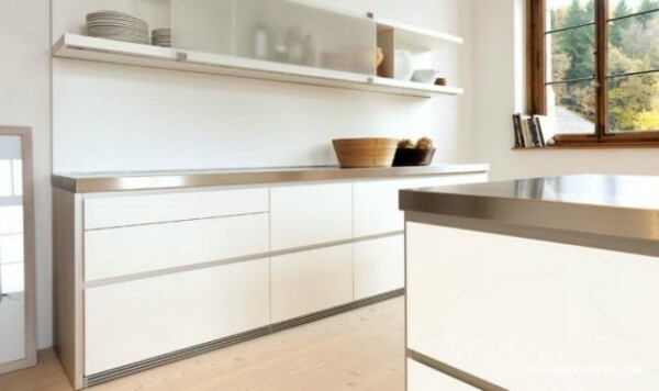 Así que mira el diseño minimalista de plástico de cocina que se complementa con el metal pulido