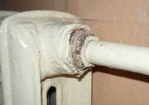 conexão rosqueada com tampas de radiador passa delineador muitas vezes se tornam lugar vazamento.