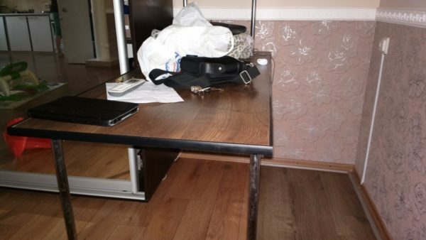 Desk. tavolo è costituito da due strati 8 mm bordo laminato.