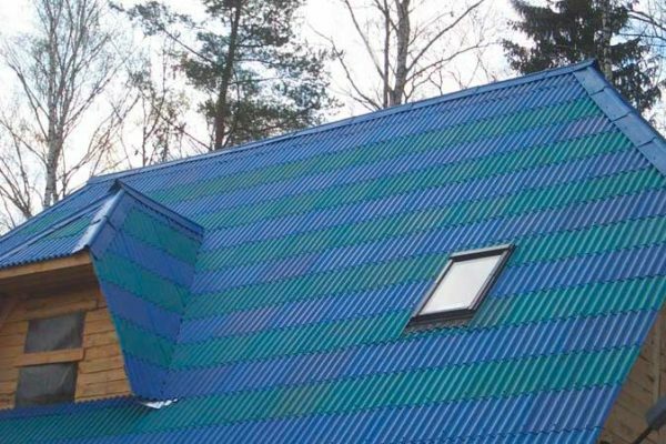 Het dak van keramoplasta niet gegarandeerd om de kleur te verliezen voor 15 jaar