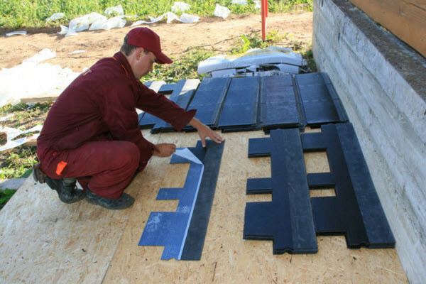 Antes de usar, agitar alguns blocos de telhas para o telhado para fazer o uniforme de cor