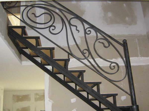 Innan du köper en metall räcke för trappor, vara säker på att bekanta dig med kvalitet och hållbarhet