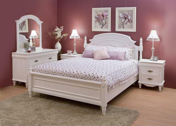 The burgundy color in the bedroom harmoniously blends with white and pink