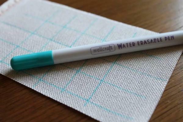 De markering wordt gebruikt om het doek te markeren: niet gebruiken voor een pen of potlood