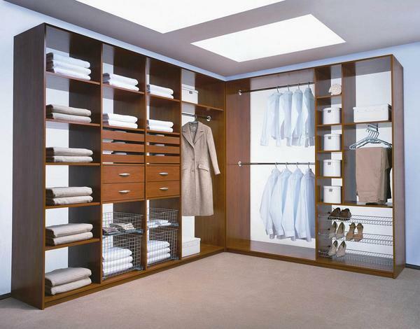 Spesso armadio ad angolo dotato di tutti gli elementi necessari: scaffali, appendiabiti e cassetti