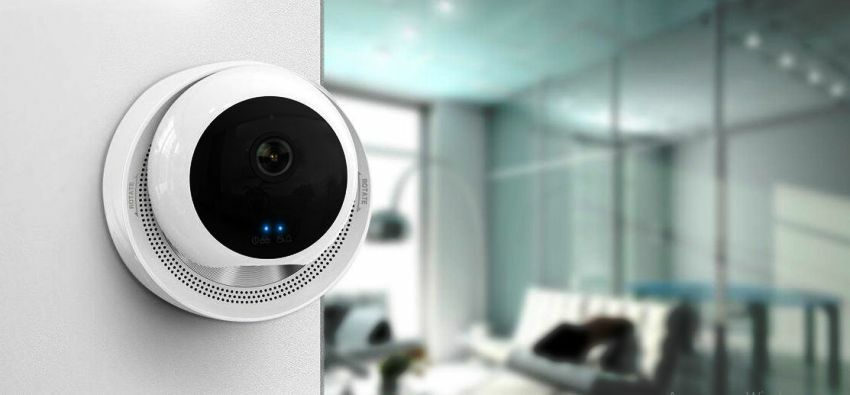 Sistema ne tik perduoda vaizdus iš kamerų, bet ir gali informuoti savininkus apie įsibrovimą į namus.