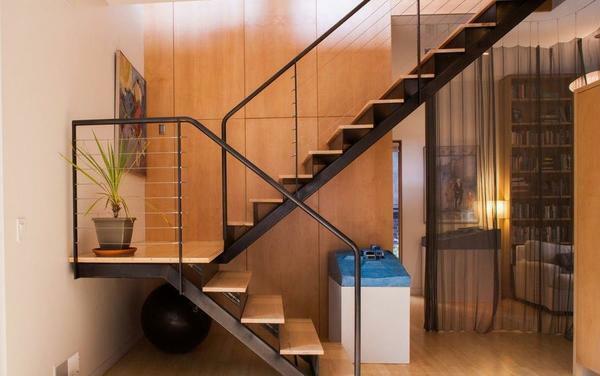 Odlično prilegajo v notranjosti lepo stopnišče izdelano iz kovine in lesa