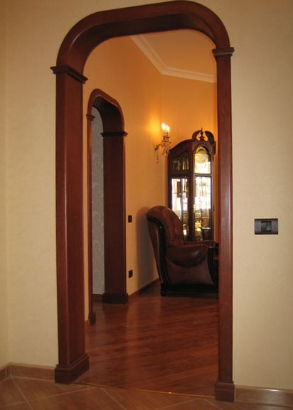 Partition - prehod iz hodnika v dnevno sobo, z okvirjem, ki ga drevo