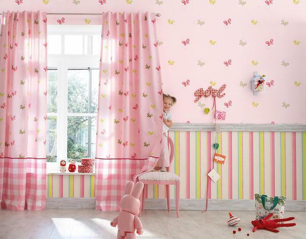 Hal ini tidak perlu untuk lem wallpaper sangat terang, misalnya, merah di kamar anak-anak. Lebih baik untuk mengambil nuansa yang lebih netral dari merah muda, putih atau krem