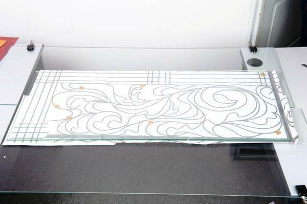 Målat glastak: bakgrundsbelyst, glas foto från golv till tak, tillverkning och design i en platt, rund