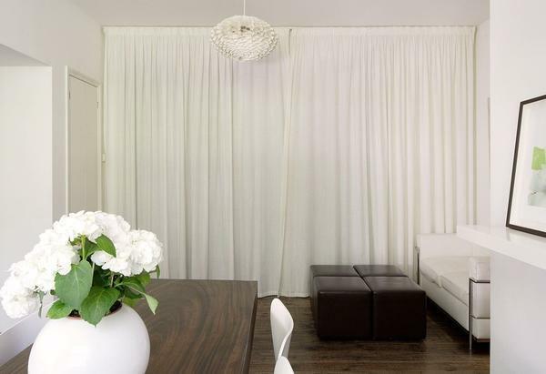 rideaux blancs: la photo à la lumière intérieure dans le salon, la couleur du lait fondu, tentures et rideaux pour la chambre à coucher