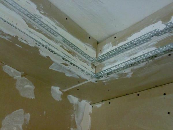 Kipsipohjaiset kipsilevyä kattoon kulmat riippuu oikeasta asennuksesta tehostetun kulman