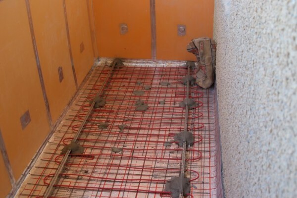 Sub acoperirea finală de podea pot fi prevăzute cabluri de încălzire electrică de încălzire prin pardoseală.
