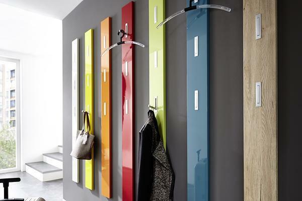Rôznofarebné ramienka dokonale zapadajú do interiéru chodby, ktorá sa uskutočňuje v high-tech štýlu