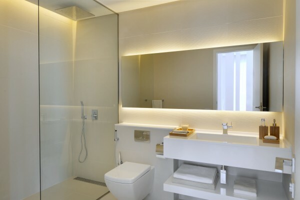 Un ejemplo del uso de un espejo grande en un pequeño cuarto de baño
