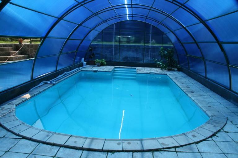 Plavecký bazén v skleníku: fotografie polykarbonát skleníkových vlastných rúk, rám, aby videá chatovej, pri svojej letnej chate