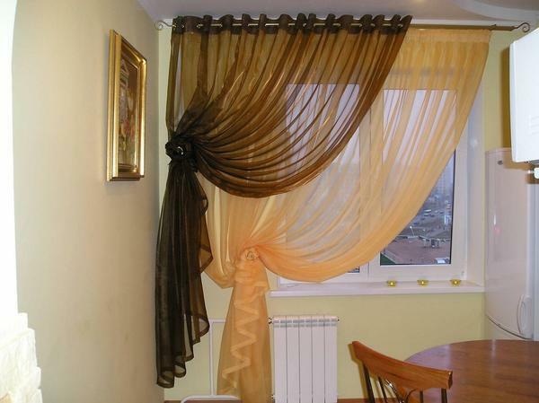 Gardiner til køkkenet: et foto af gardiner, en smuk køkken design, dekoration gardiner vinduer, malerier i et bur i det indre