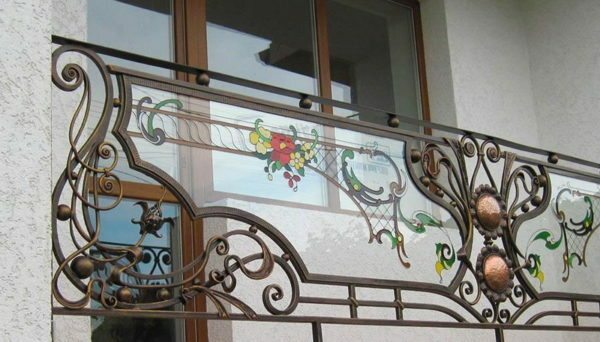 Kovane ograje na balkonov s steklenimi vložki