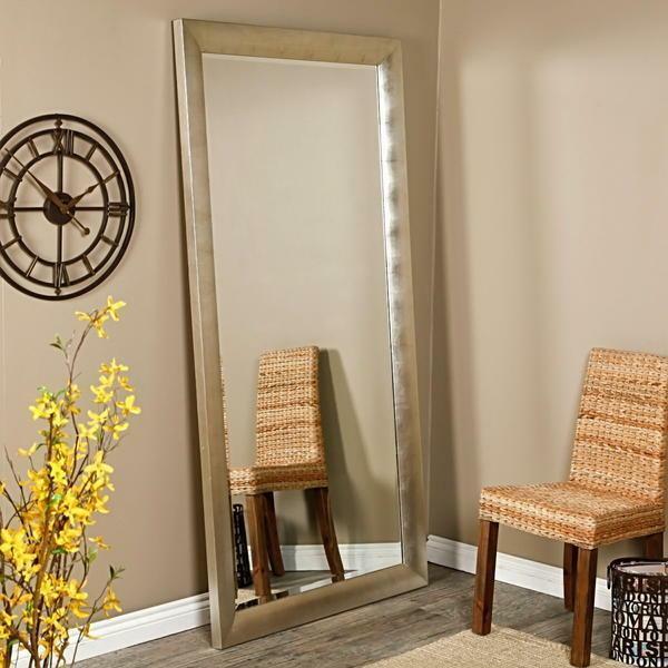 O oglindă mare în sala creează un sentiment de integritate și siguranță a spațiilor