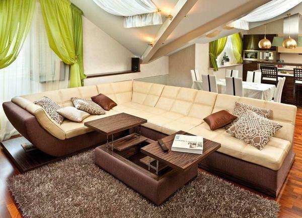 Interiér moderná obývacia izba vyzerá skvele s komfortnou rohovou rozkladaciu pohovku