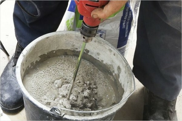 The photo shows the preparation of an adhesive solution for bonding the foam.