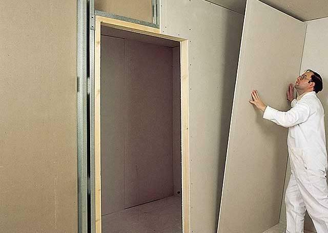 In order to divide the room into two parts using a partition made of plasterboard, it is necessary to install a single door leaf