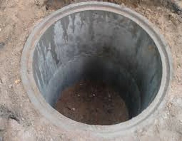 Dacă aveți nevoie de o cabana de toaletă solidă - folosiți pentru inele din beton pit