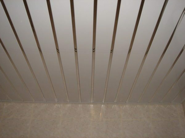 On the ceiling of the closed type seen alternating strips and inserts