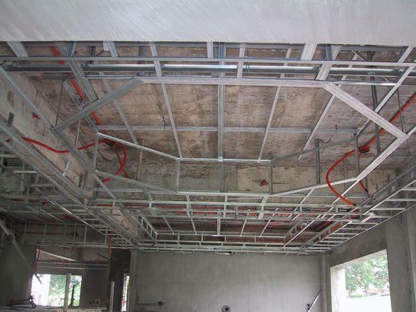 Zosilnený rám musí byť vykonané v konštrukcii viacúrovňových stropov, pretože sú ťažké