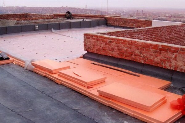 Można umieścić materiał bezpośrednio na starym dachu, jeśli jest gładka