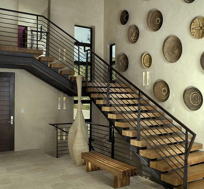 tangga gaya tidak hanya dapat menghias interior, tetapi juga menjadi aksen yang cerah di pedalaman