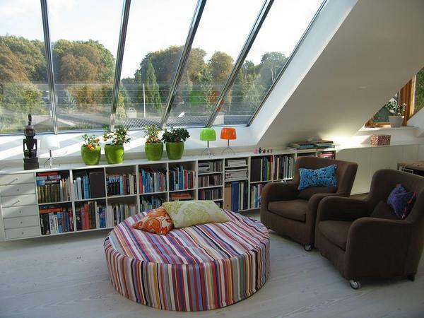 Cortinas em clarabóias: Uma foto, uma janela com um chanfro no chão, opções de telhado, fotos e cortinas de design