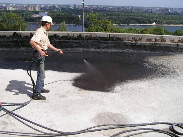Ochrana ploché střechy izolace barvy.