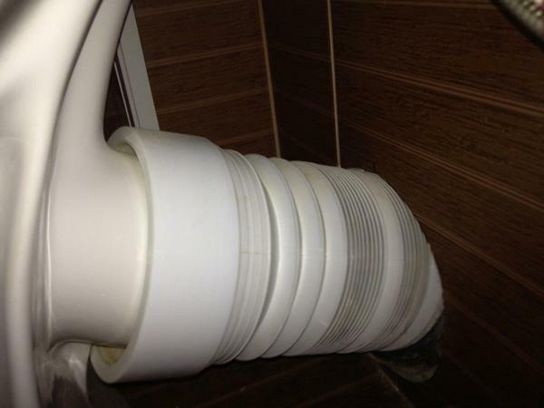 Övergången mellan toalettskålen och avloppsröret kan åstadkommas genom korrugeringarna