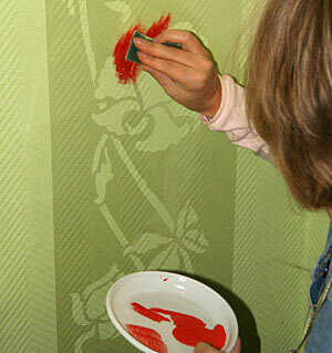 whether it is possible to hang wallpaper on vinyl wallpaper