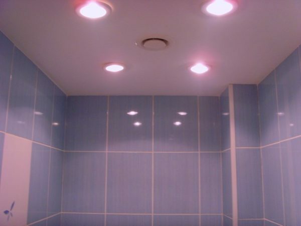 Základní osvětlení zajišťují malými světla na stropě.