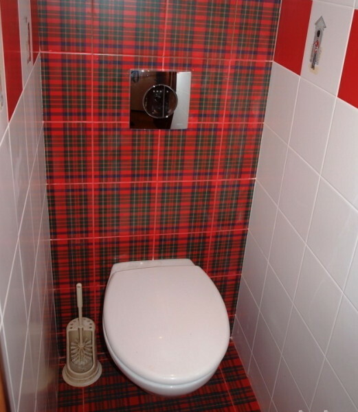 Agățat de toaletă - o soluție interesantă pentru spații mici