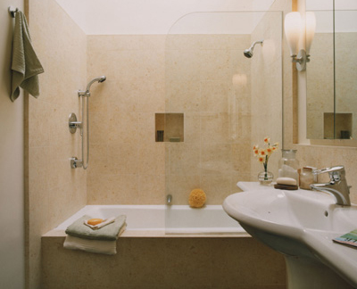 Salle de bains design dans la Khrouchtchev avec douche