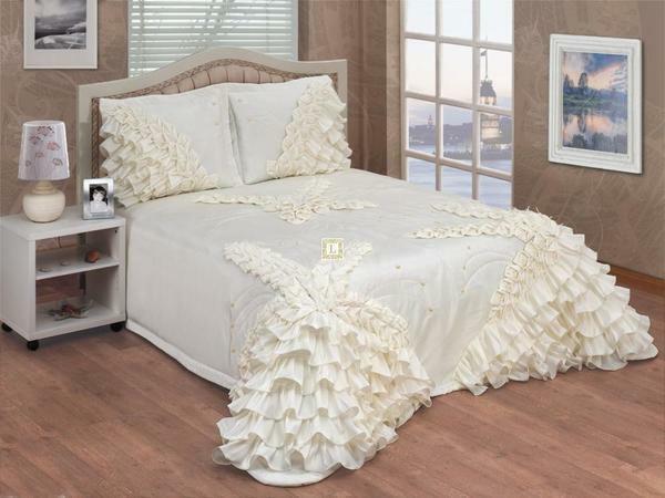 Bedspreads on the bed in the bedroom photo: new items, how to choose a 2 bedroom, with your own hands with a frill