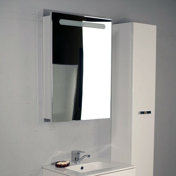 Kortárs tükrös szekrény felett a fürdőszobában