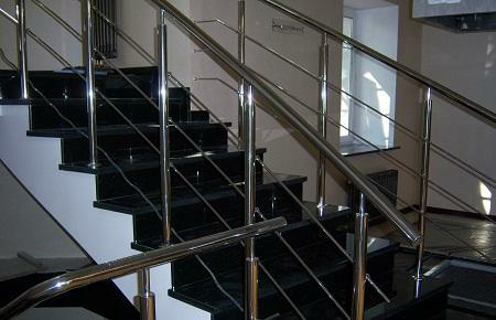 Katram kāpnes jābūt aprīkotiem ar drošības noteikumiem, lai izvairītos no dažādas traumu