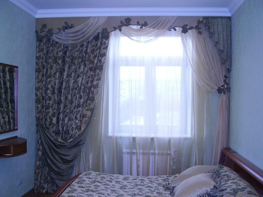 Cortinas para el dormitorio: una foto de hermosas cortinas, que optan por el diseño en 2017, corta en el interior de una pequeña habitación