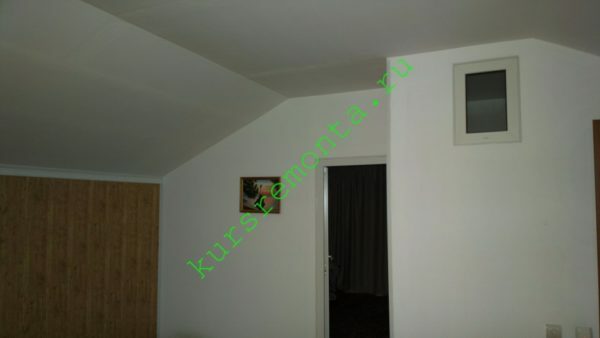 Fotografija - strop mavčne plošče in stene, ki ločujejo sobo, spalnico in kopalnico.