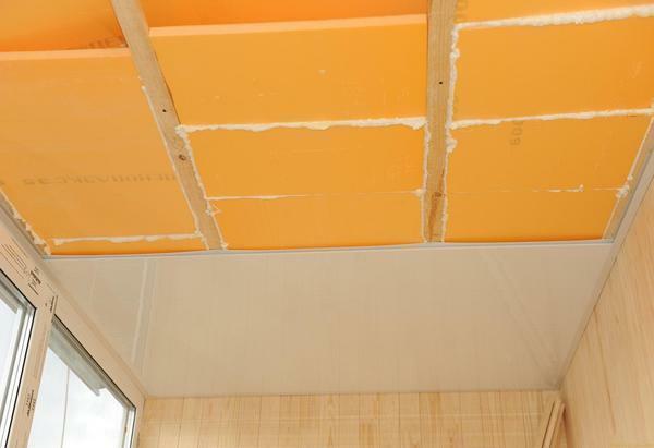 Dankzij het schuim kan een aanzienlijke verbetering van de warmte-isolerende eigenschappen van het plafond op het balkon