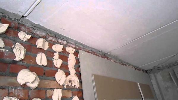 Snabbt fixa gipsskivor väggen eller taket kan med användning av ett speciellt lim